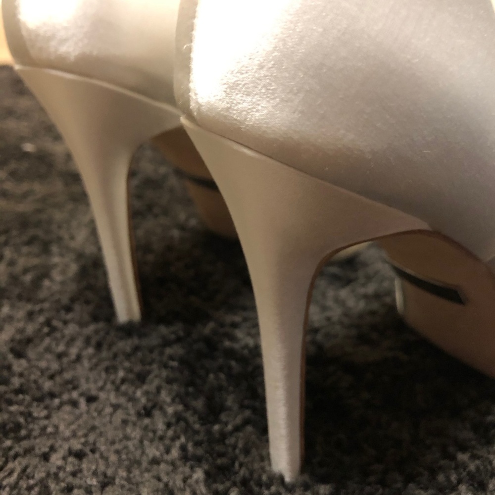Badgley Mischka White Feather Satin Shoes - Picture 3 of 3